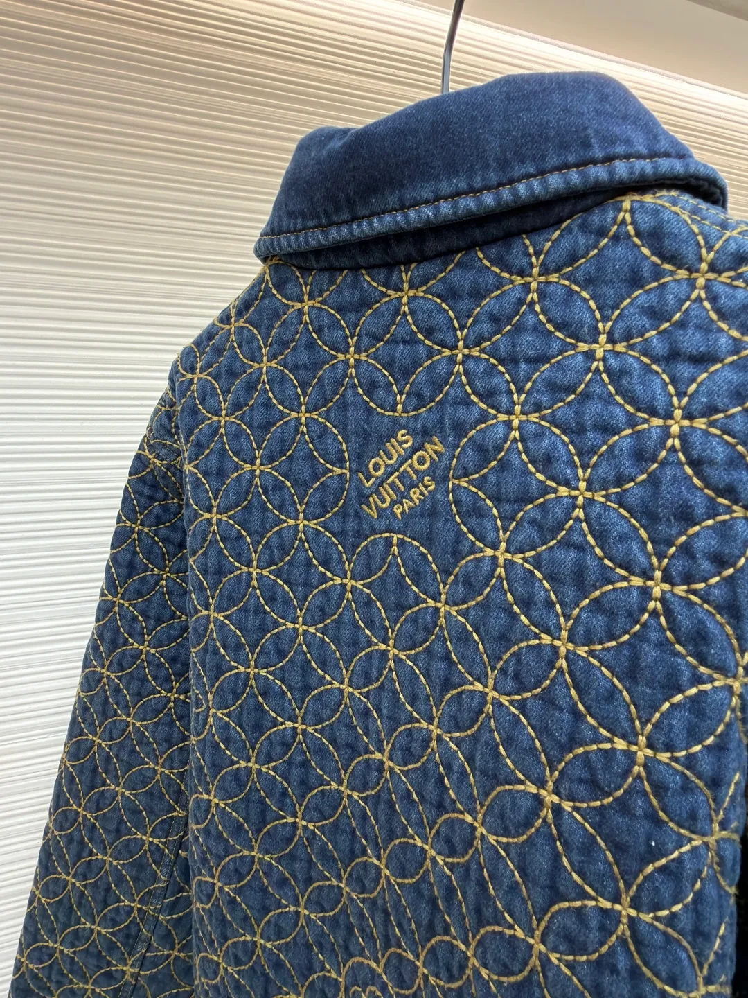 LOUIS VUITTON coin embroidered lapel denim cotton jacket ●Original version: purchased and developed by 22589 ●Item number: 1682368-D45 ●Fabric: cotton fabric ●Technology: embroidery production ●Color: blue ●Version: fitted version ●Weight: about 1725 grams ●Size: 44-46-48-50 ●Description: Based on denim fabric, this product breaks through the rough frame of traditional work jackets and achieves functional upgrades through built-in quilting and full-width quilting processes. The outer layer is made of high-quality denim, which is washed to give it a retro texture and soft touch; it is filled with polyester fiber filler, which is light, fluffy and has good warmth retention. It retains the texture of denim while maintaining softness, and is combined with the quilted cotton layer to balance warmth and stiffness. The core technology lies in full-width quilting: precise stitching is used to fix the filling and fabric to form a concave and convex three-dimensional pattern. The quilting stitching not only fixes the filling to avoid shifting, but also cleverly outlines the Dandy Monogram pattern, and gives the jacket a unique texture level. The logo is transformed into a three-dimensional texture to achieve the unity of functionality and decoration. The overall wiring is straight and delicate, the fabric is comfortable and soft, and the color is consistent without color difference. It can be matched with the same style to create a fashionable look and control various occasions. Customized accessories, complete with three standards, same style for men and women!